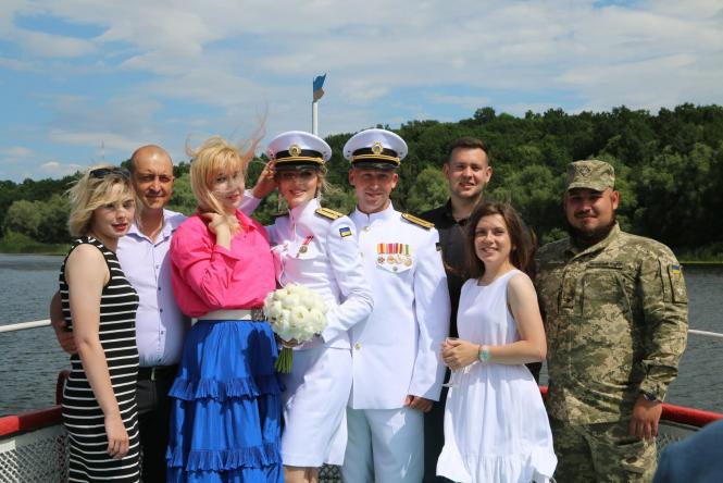 На зображенні може бути: 6 людей, люди стоять, військова форма та на відкритому повітрі