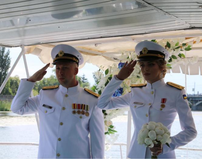 На зображенні може бути: 2 людини, люди стоять та військова форма