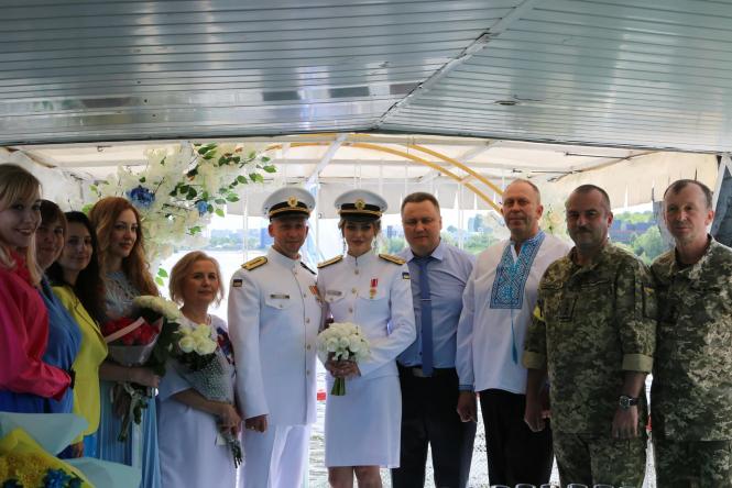 На зображенні може бути: 10 людей, люди стоять та військова форма