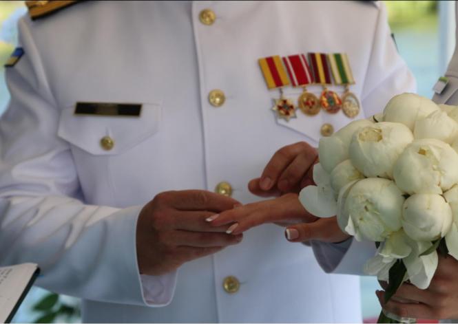 На зображенні може бути: 1 особа, стоїть, квітка та у приміщенні