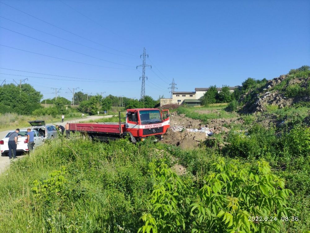 Новини Тернополя - фото з У Тернополі сміття з вантажівки скинули біля дороги