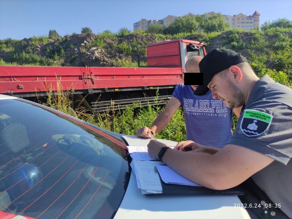 Новини Тернополя - фото з У Тернополі сміття з вантажівки скинули біля дороги