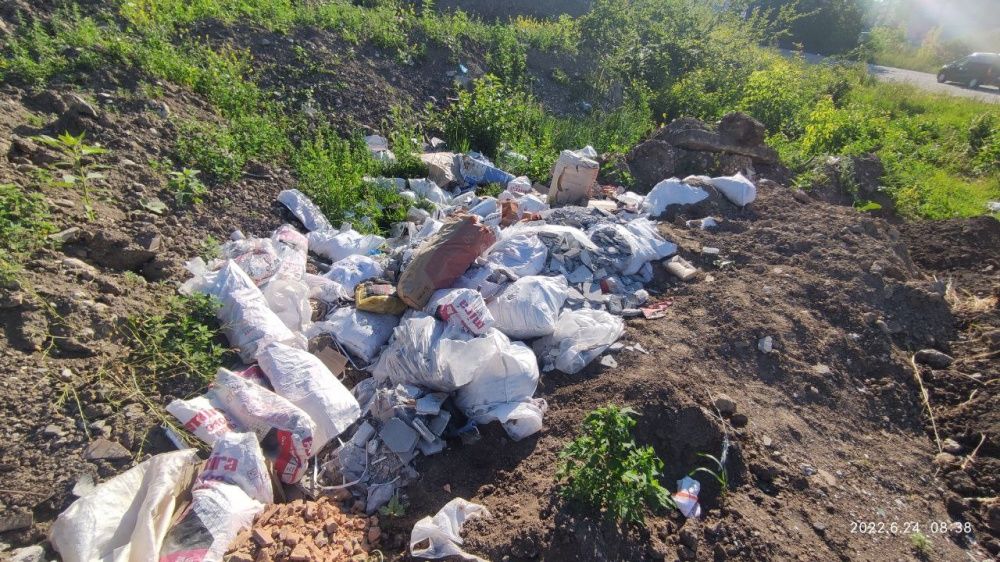 Новини Тернополя - фото з У Тернополі сміття з вантажівки скинули біля дороги