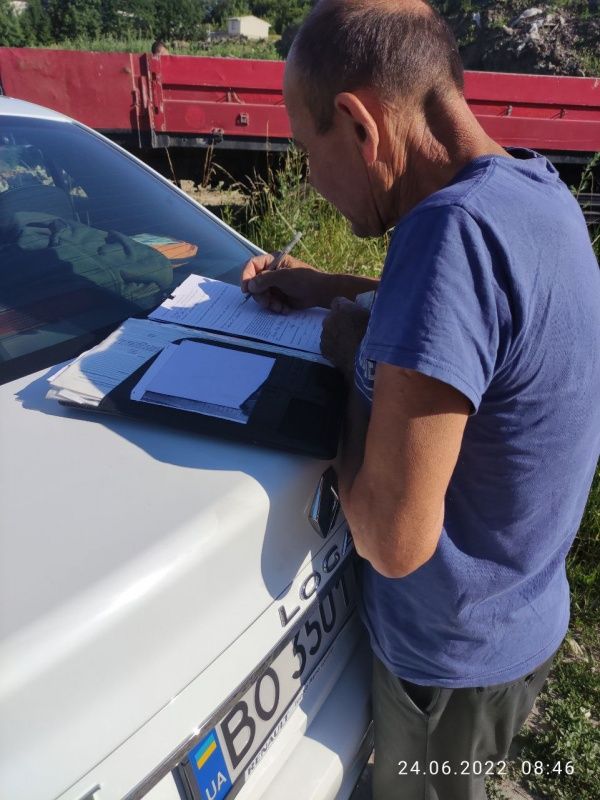 Новини Тернополя - фото з У Тернополі сміття з вантажівки скинули біля дороги