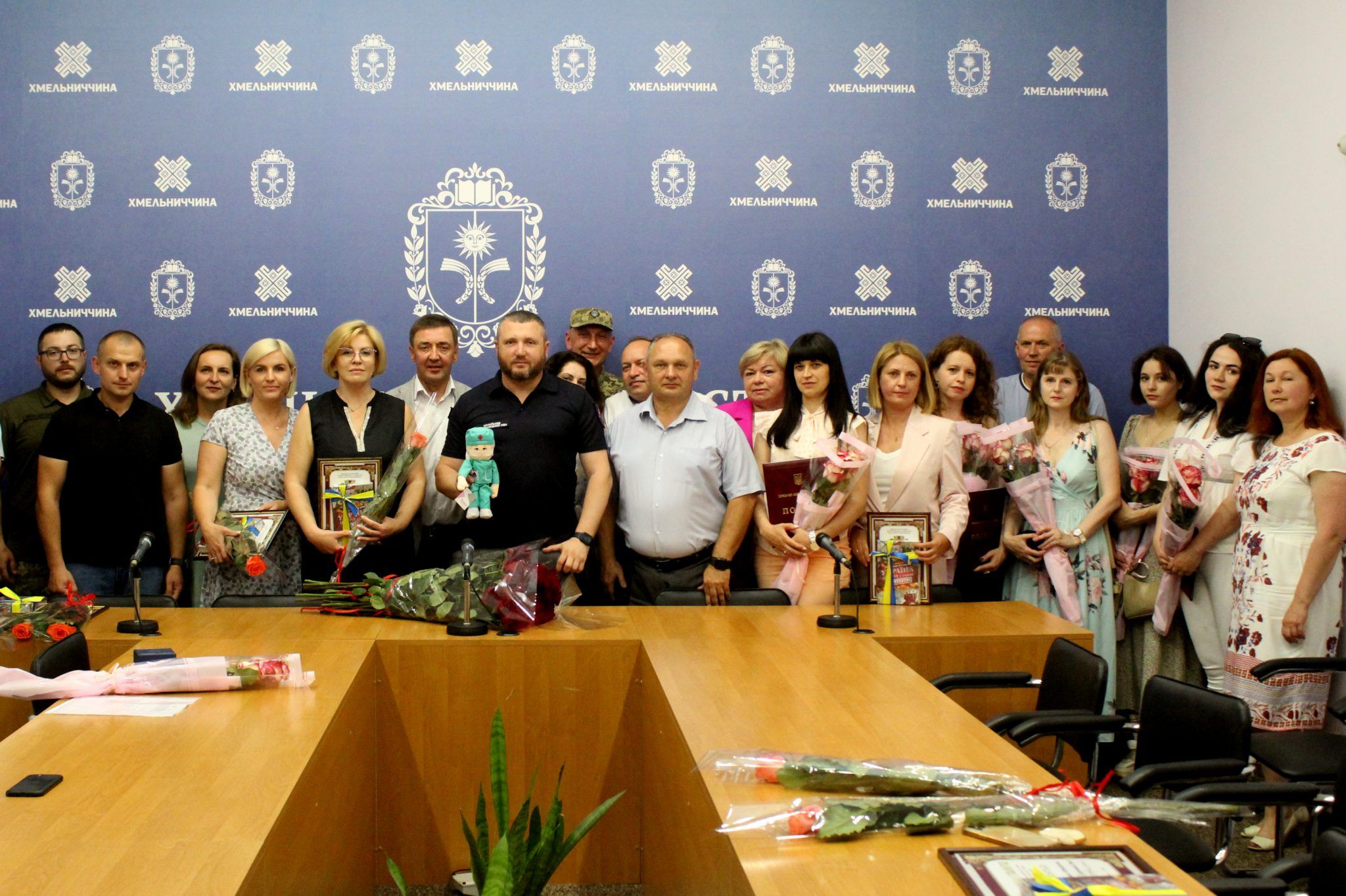 Новини Хмельницького - фото з Медиків з Хмельниччини нагородили державними відзнаками та орденом Святого Пантелеймона