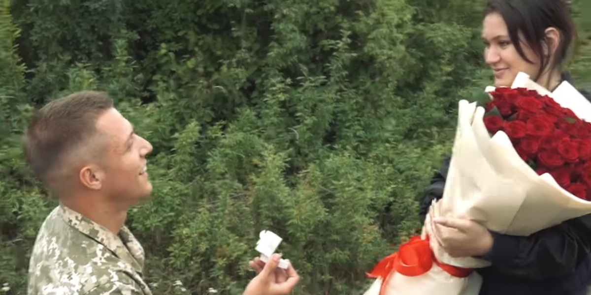 Новини Хмельницького - фото з Патрульні допомогли військовому, який повернувся з фронту, освідчитися коханій