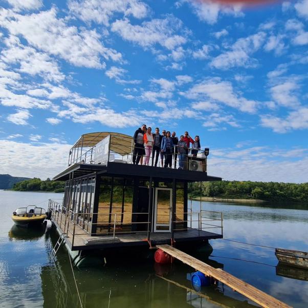 Новини Хмельницького - фото з Дім на воді чи з видом на каньйон. Зібрали 8 варіантів для ночівлі на Хмельниччині