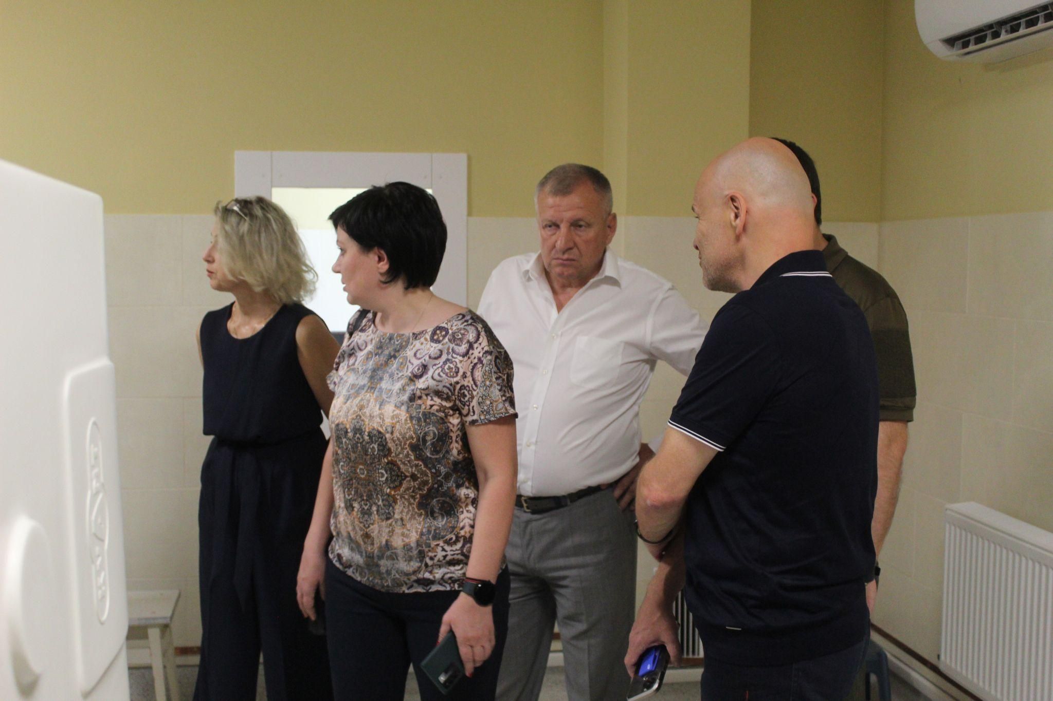 Новини Козятина - фото з У Козятинську ЦРЛ приїхала делегація посадовців. Що вони тут робили?