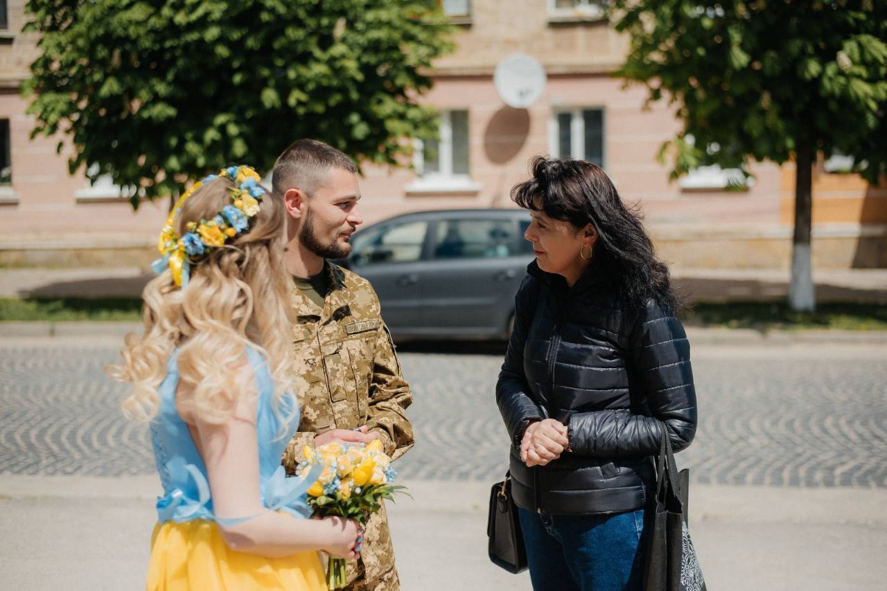 Новини Тернополя - фото з Кохання існує навіть в темні часи. Історія одруження захисника з Тернопільщини на псевдо Гармата