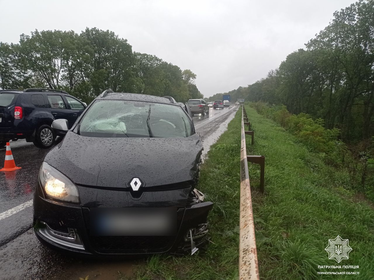 Новини Тернополя - фото з Водій у лікарні, машини побиті: у поліції повідомили подробиці аварії на дорозі М-30 на Тернопільщині