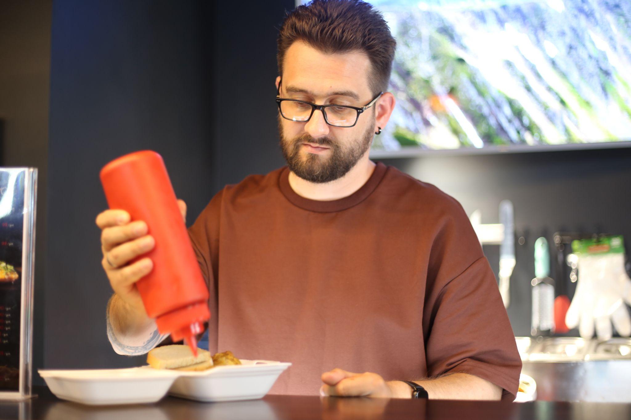 Новини Вінниці - фото з «Робили по 250 безплатних обідів на день». Учасник МайстерШеф від початку війни годує переселенців