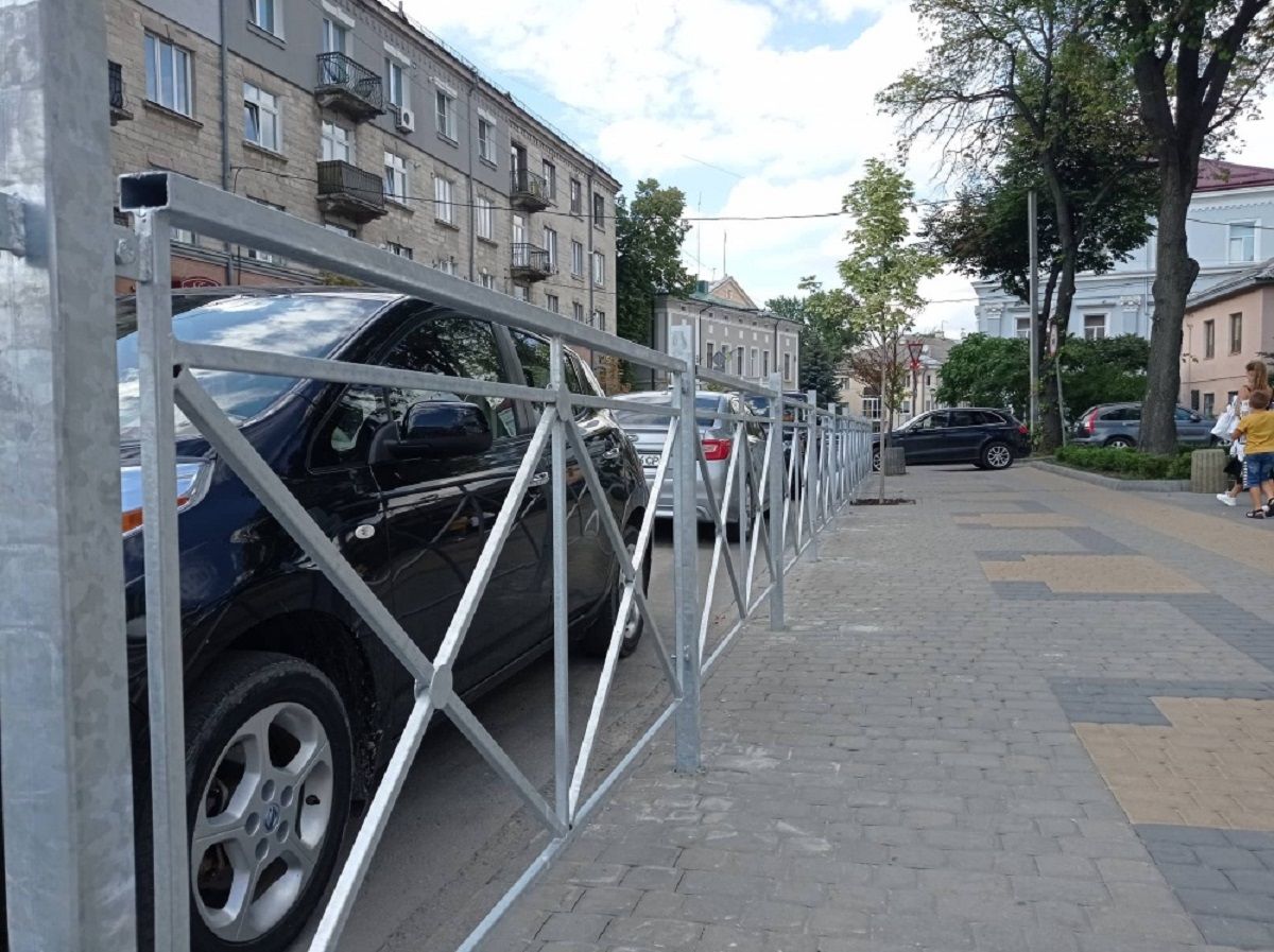 Новини Тернополя - фото з Біля Архикатедри встановили додаткову огорожу