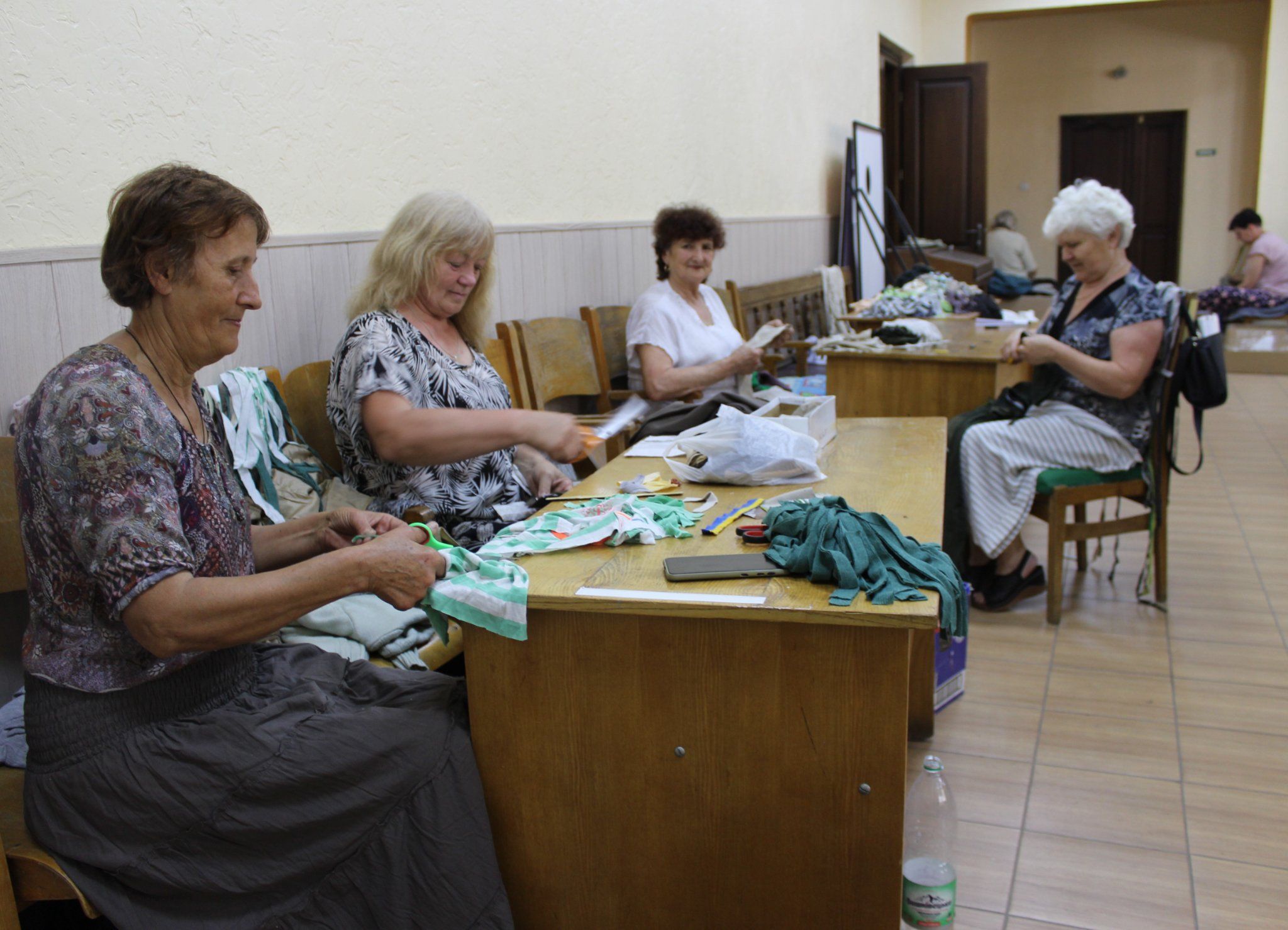 Новини Тернополя - фото з Щодня в'яжуть тисячі вузликів: як у Кременці облаштували цех з виготовлення «кікімор»