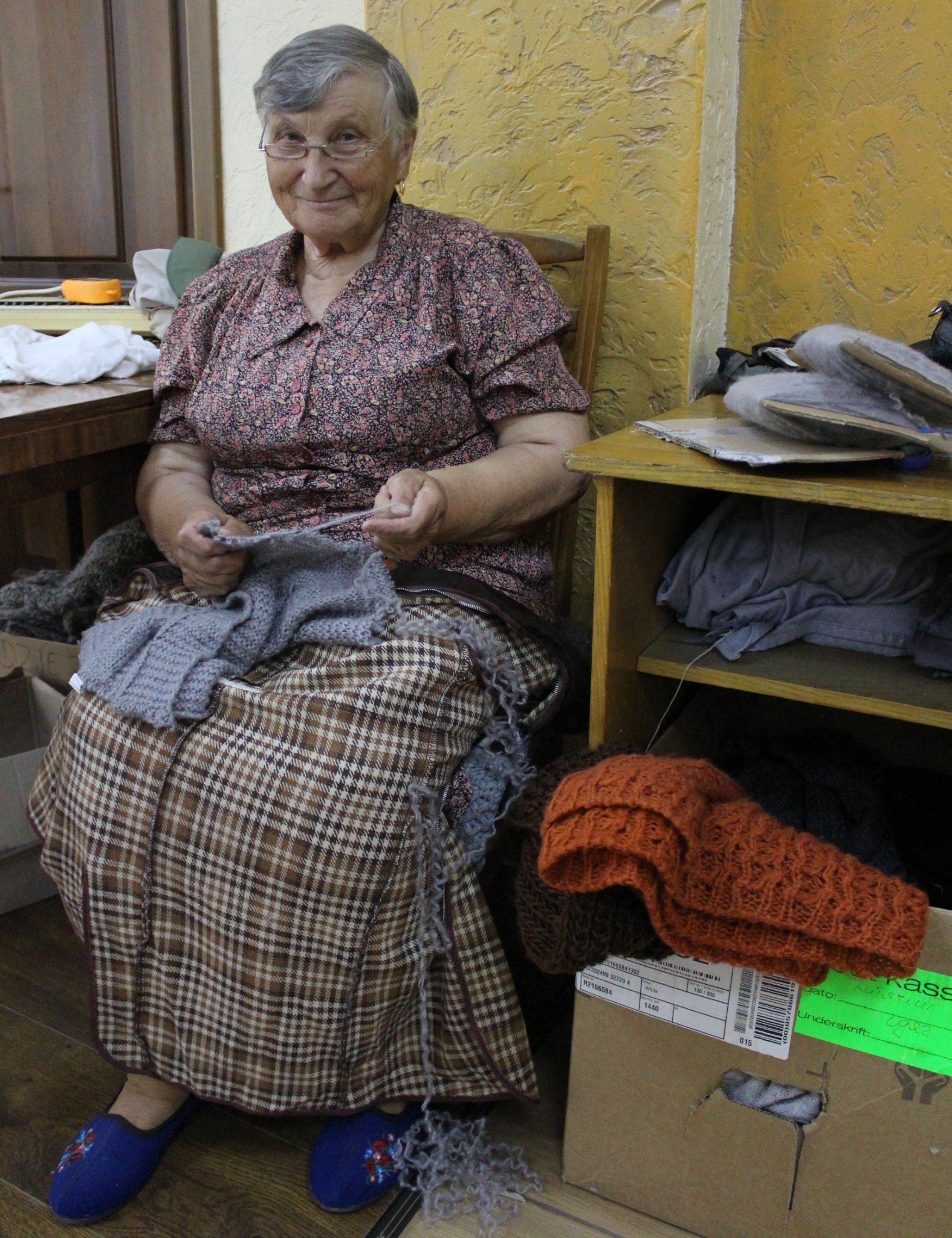 Новини Тернополя - фото з Щодня в'яжуть тисячі вузликів: як у Кременці облаштували цех з виготовлення «кікімор»