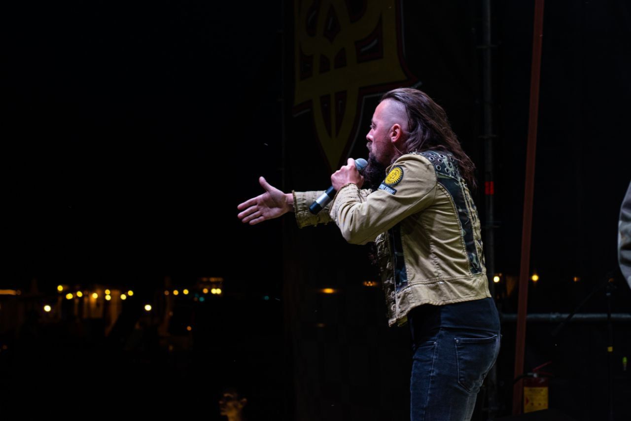 Новини Тернополя - фото з Гурт з Тернополя зняв кліп на передовій. Для чого повезли туди унікальний дерев’яний щит?