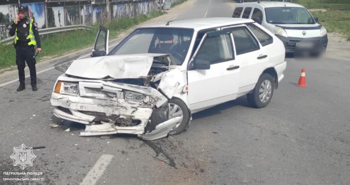 Новини Тернополя - фото з ДТП на Львівській трасі: непристебнутого водія від удару викинуло з автомобіля на дорогу