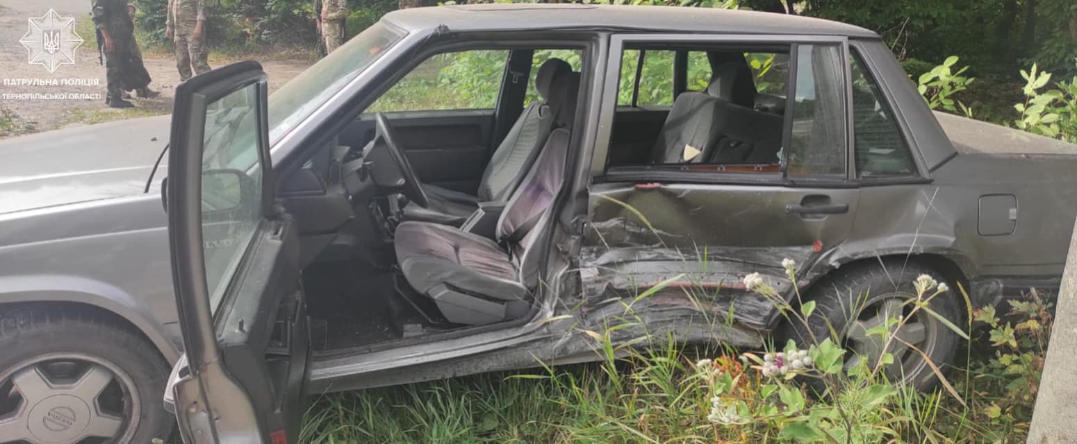 Новини Тернополя - фото з ДТП на Львівській трасі: непристебнутого водія від удару викинуло з автомобіля на дорогу