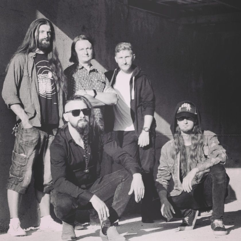 Новини Тернополя - фото з Гурт з Тернополя зняв кліп на передовій. Для чого повезли туди унікальний дерев’яний щит?