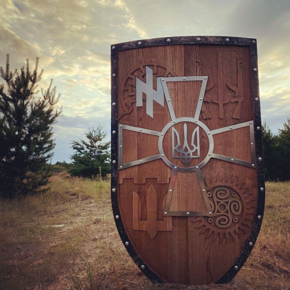 Новини Тернополя - фото з Гурт з Тернополя зняв кліп на передовій. Для чого повезли туди унікальний дерев’яний щит?