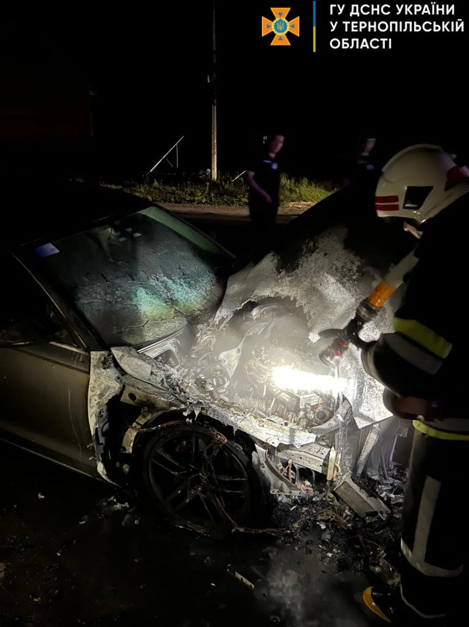 Новини Тернополя - фото з Вночі на Тернопільщині горіли будівля та два автомобіля. Що відомо
