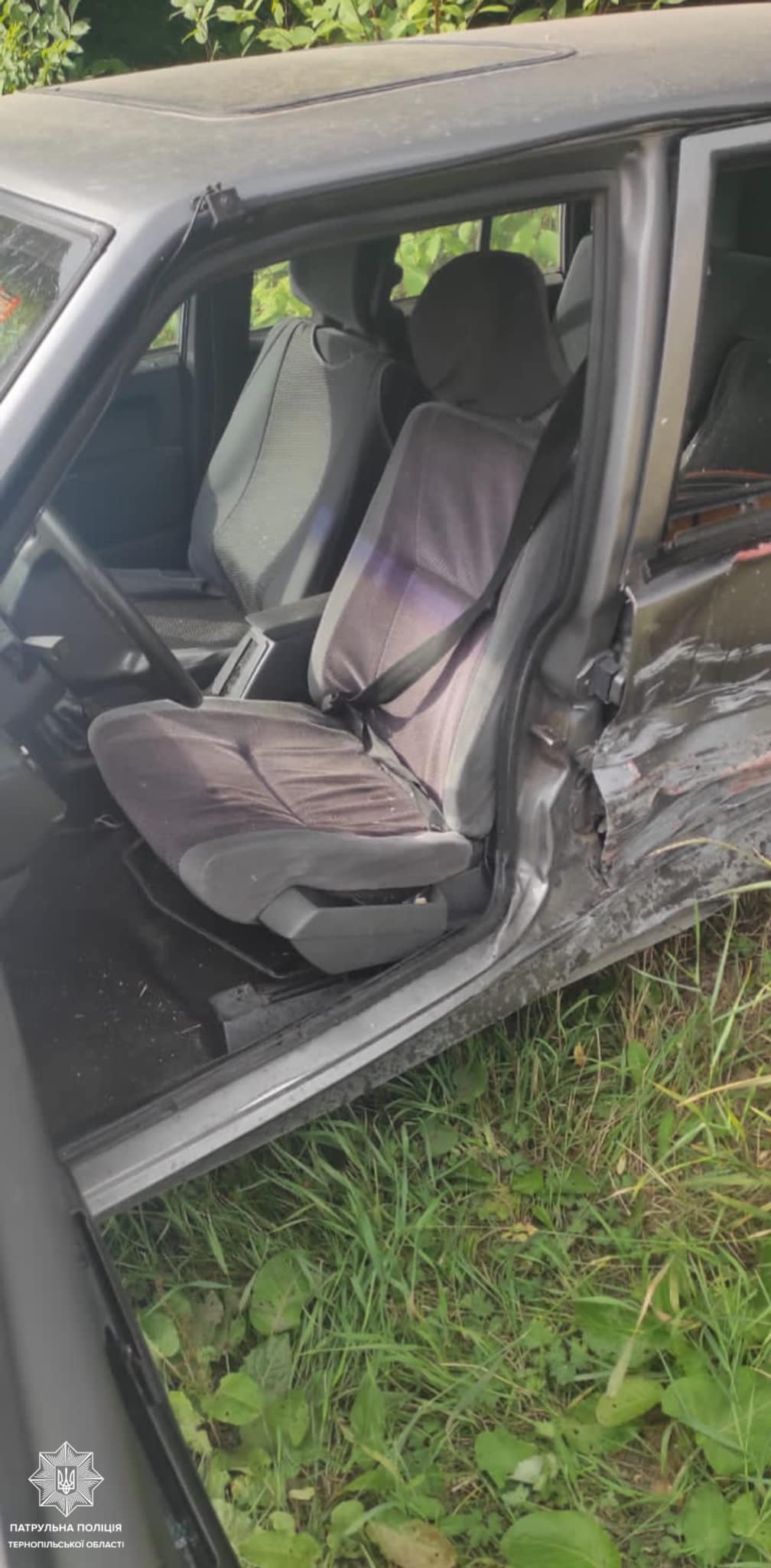 Новини Тернополя - фото з ДТП на Львівській трасі: непристебнутого водія від удару викинуло з автомобіля на дорогу