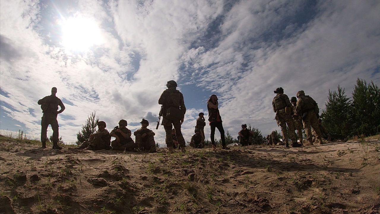 Новини Тернополя - фото з Гурт з Тернополя зняв кліп на передовій. Для чого повезли туди унікальний дерев’яний щит?