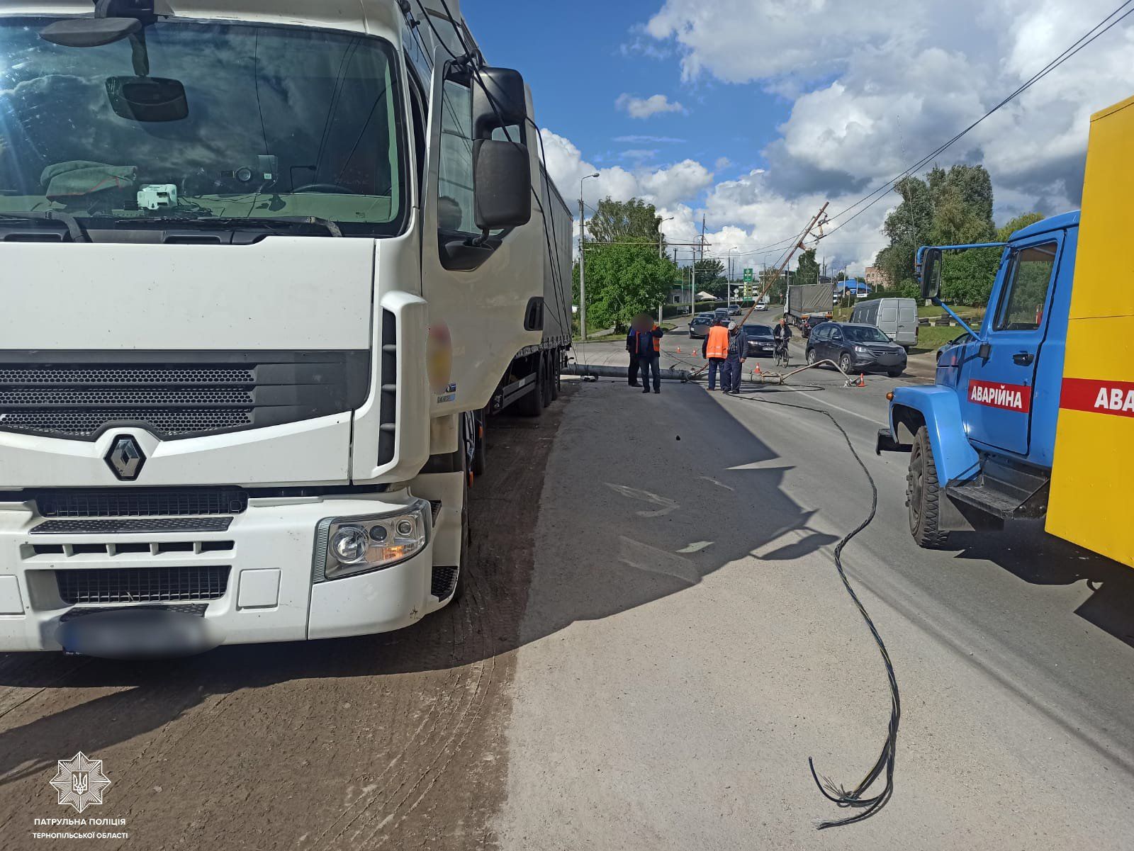 Новини Тернополя - фото з У Тернополі водій вантажівки збив електричний стовп