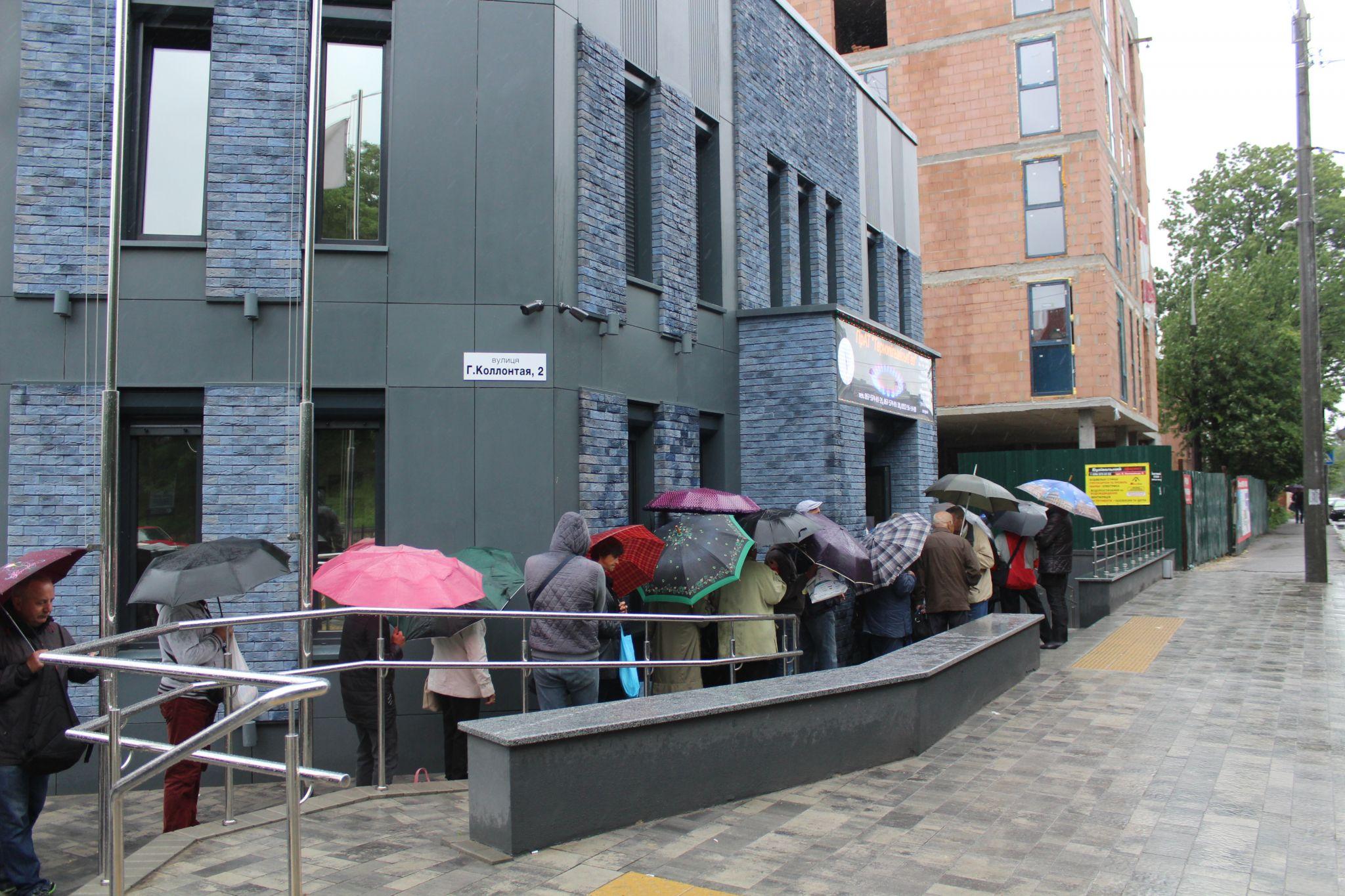 Новини Тернополя - фото з Під дощем штурмують «Газпостач»: тернополяни масово йдуть повертати гроші за газ. Який вихід?