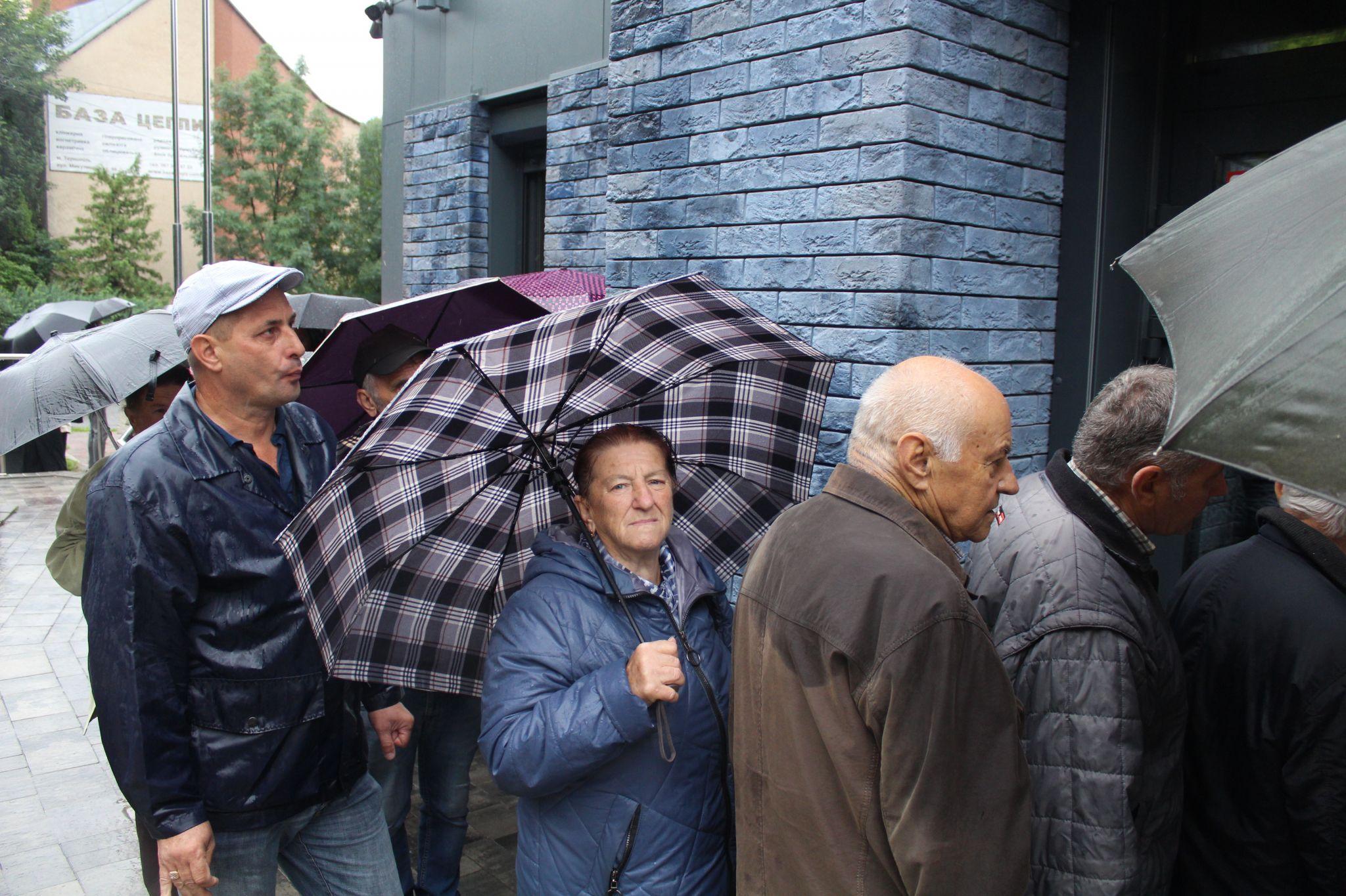Новини Тернополя - фото з Під дощем штурмують «Газпостач»: тернополяни масово йдуть повертати гроші за газ. Який вихід?