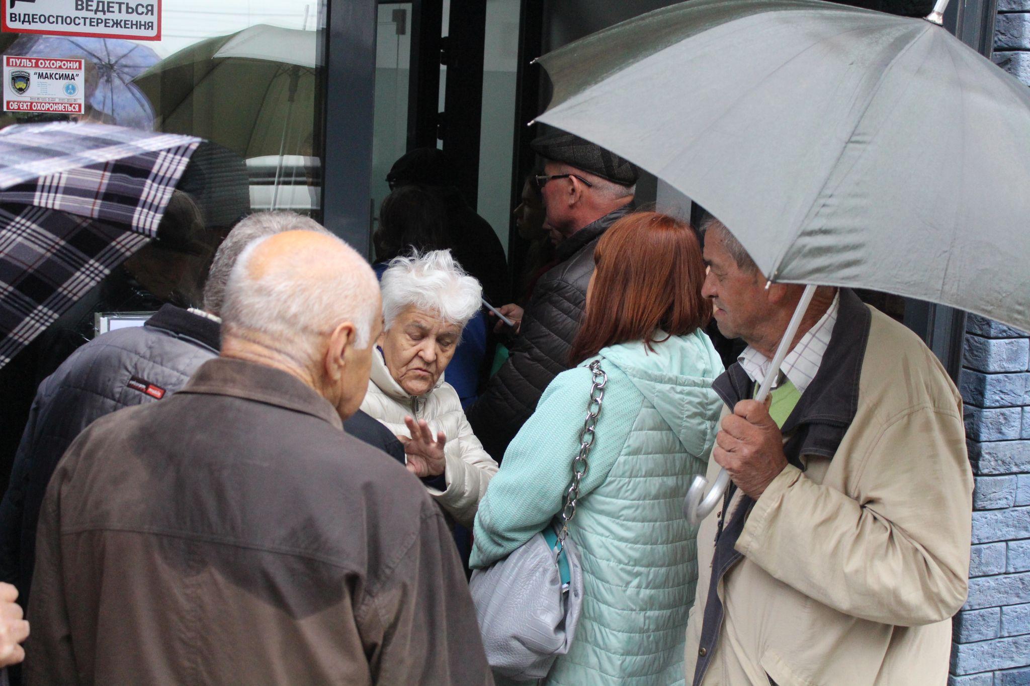 Новини Тернополя - фото з Під дощем штурмують «Газпостач»: тернополяни масово йдуть повертати гроші за газ. Який вихід?