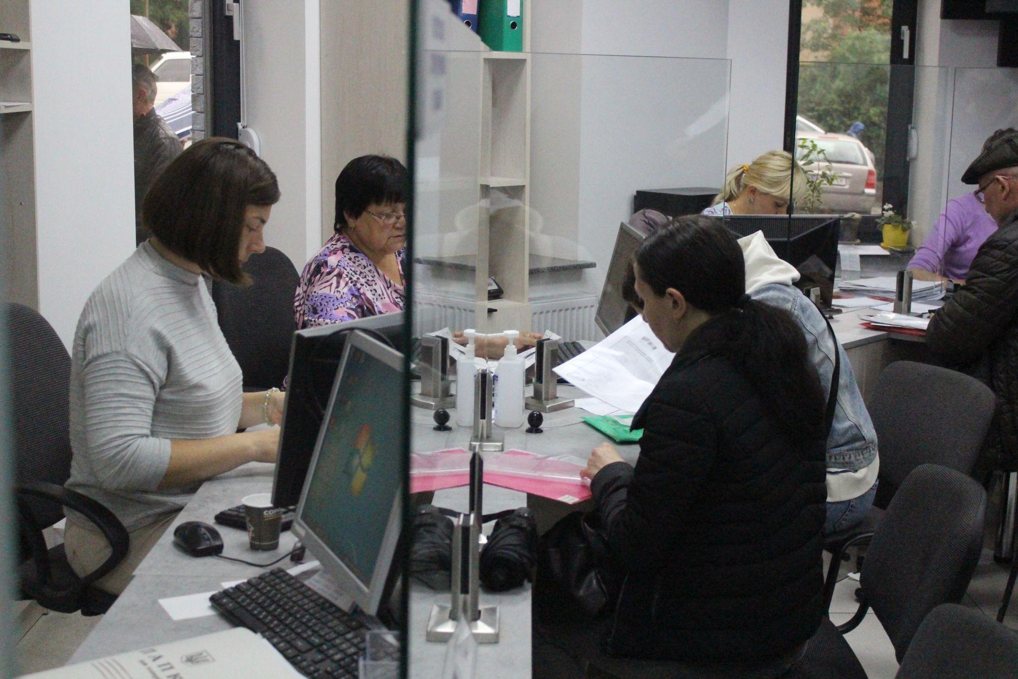 Новини Тернополя - фото з Під дощем штурмують «Газпостач»: тернополяни масово йдуть повертати гроші за газ. Який вихід?