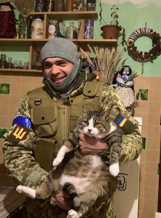 На зображенні може бути: 1 особа, у приміщенні та текст «W»