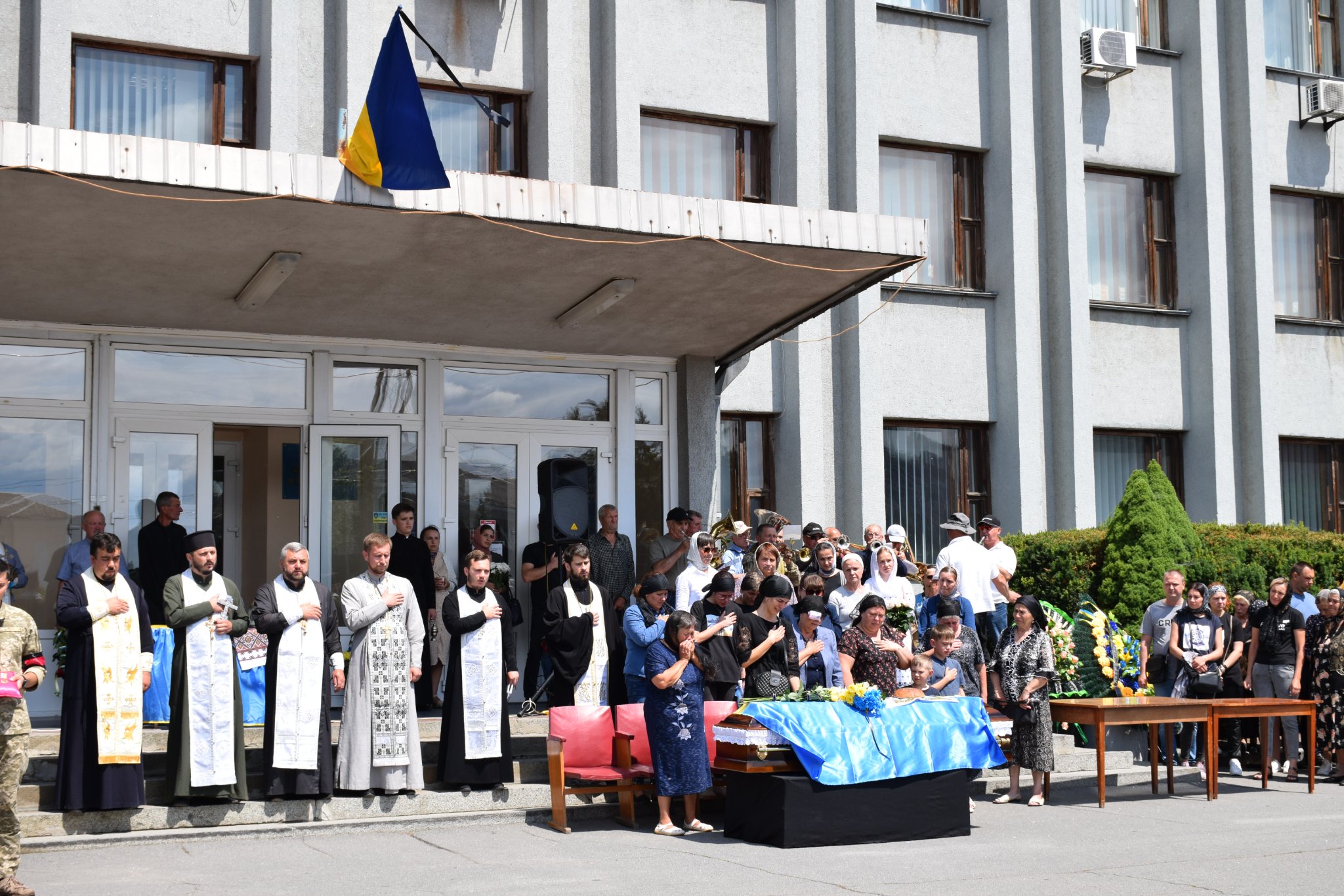 Возможно, это изображение 12 человек, люди стоят и на открытом воздухе