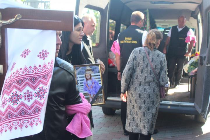 Новини Вінниці - фото з «Вона була золотою дівчинкою». Як Вінниця прощалася з 4-річною Лізою