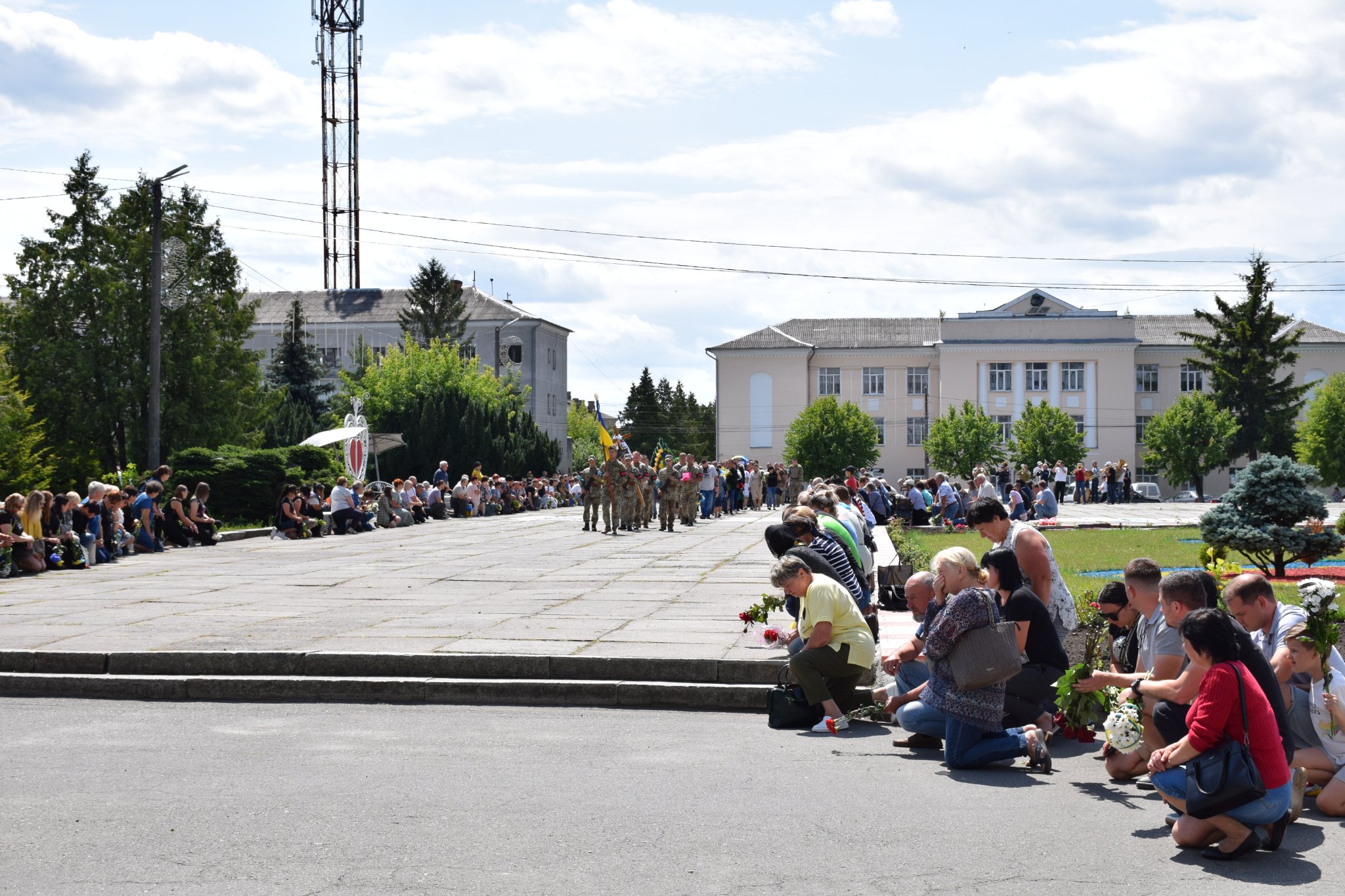 Возможно, это изображение 1 человек, стоит и на открытом воздухе