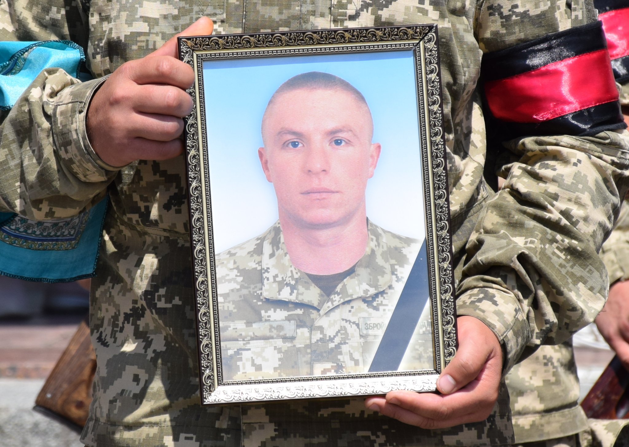 Возможно, это изображение 2 человека и военная форма