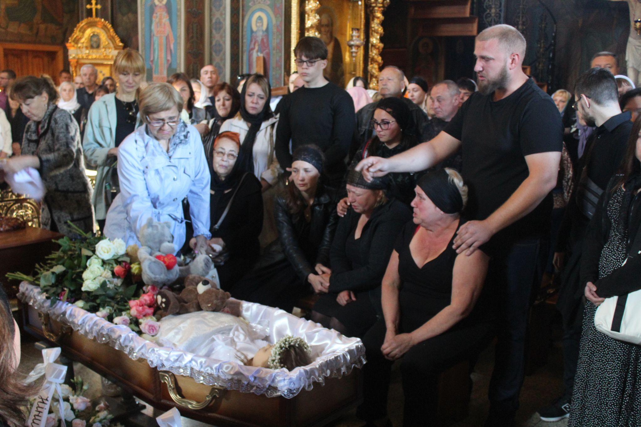 Новини Вінниці - фото з «Вона була золотою дівчинкою». Як Вінниця прощалася з 4-річною Лізою