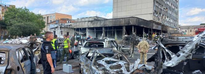 Новини Вінниці - фото з Ракетний обстріл і не тільки. Важливе у Вінниці за тиждень з 11 по 18 липня Спалені авто, вирва від ракети, безвісти зниклі люди: фото та відео наслідків обстрілу