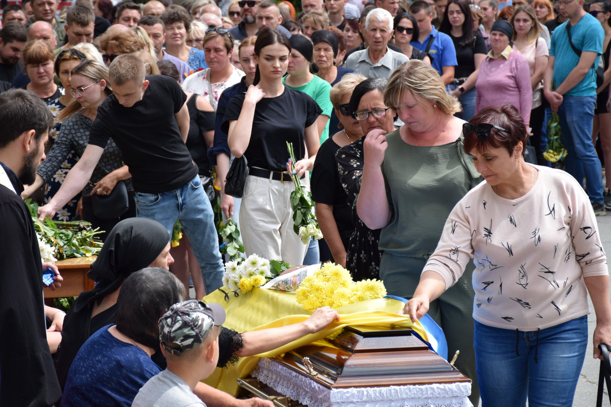 Возможно, это изображение 4 человека, люди стоят и на открытом воздухе