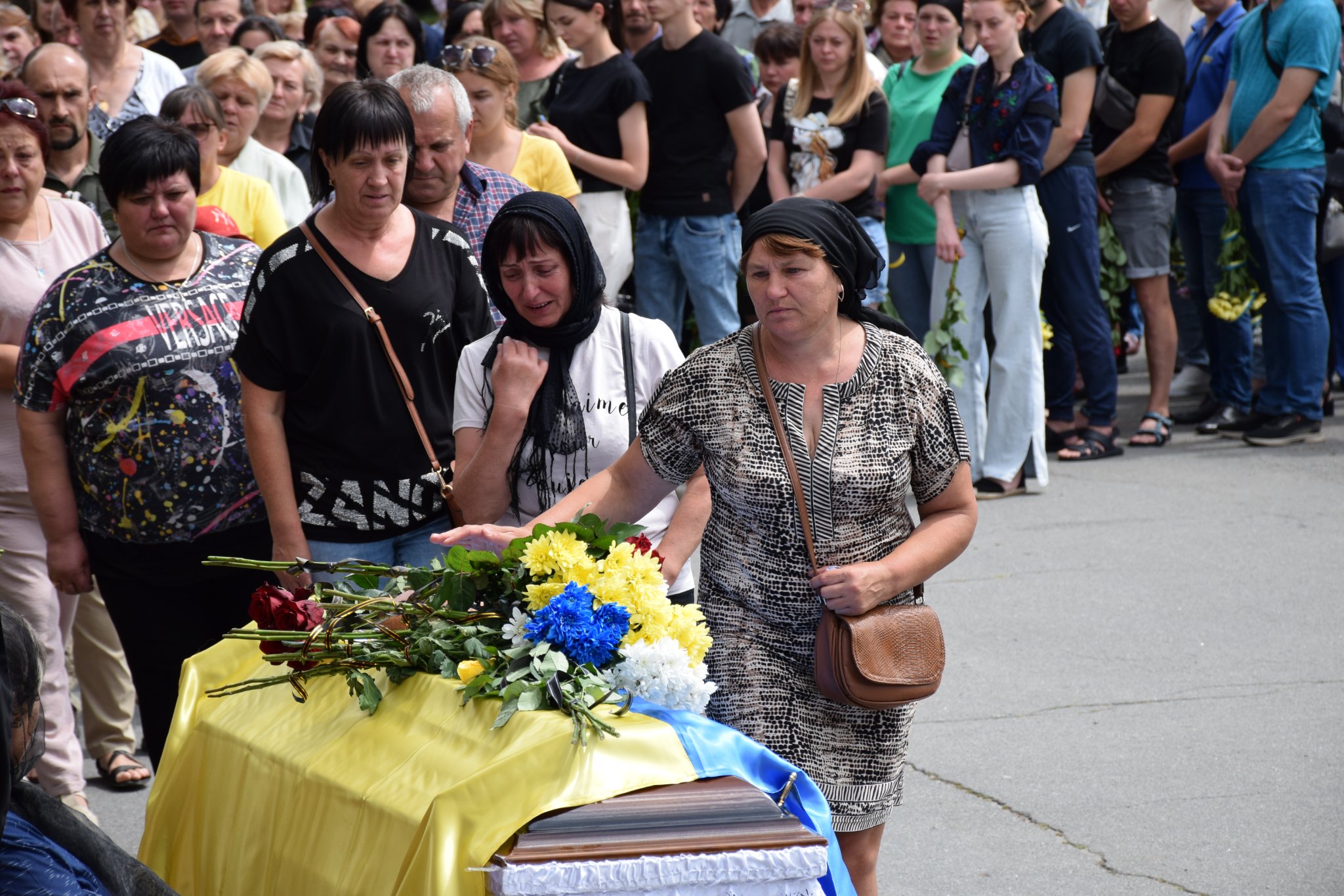 Возможно, это изображение 6 человек, люди стоят, цветок и на открытом воздухе