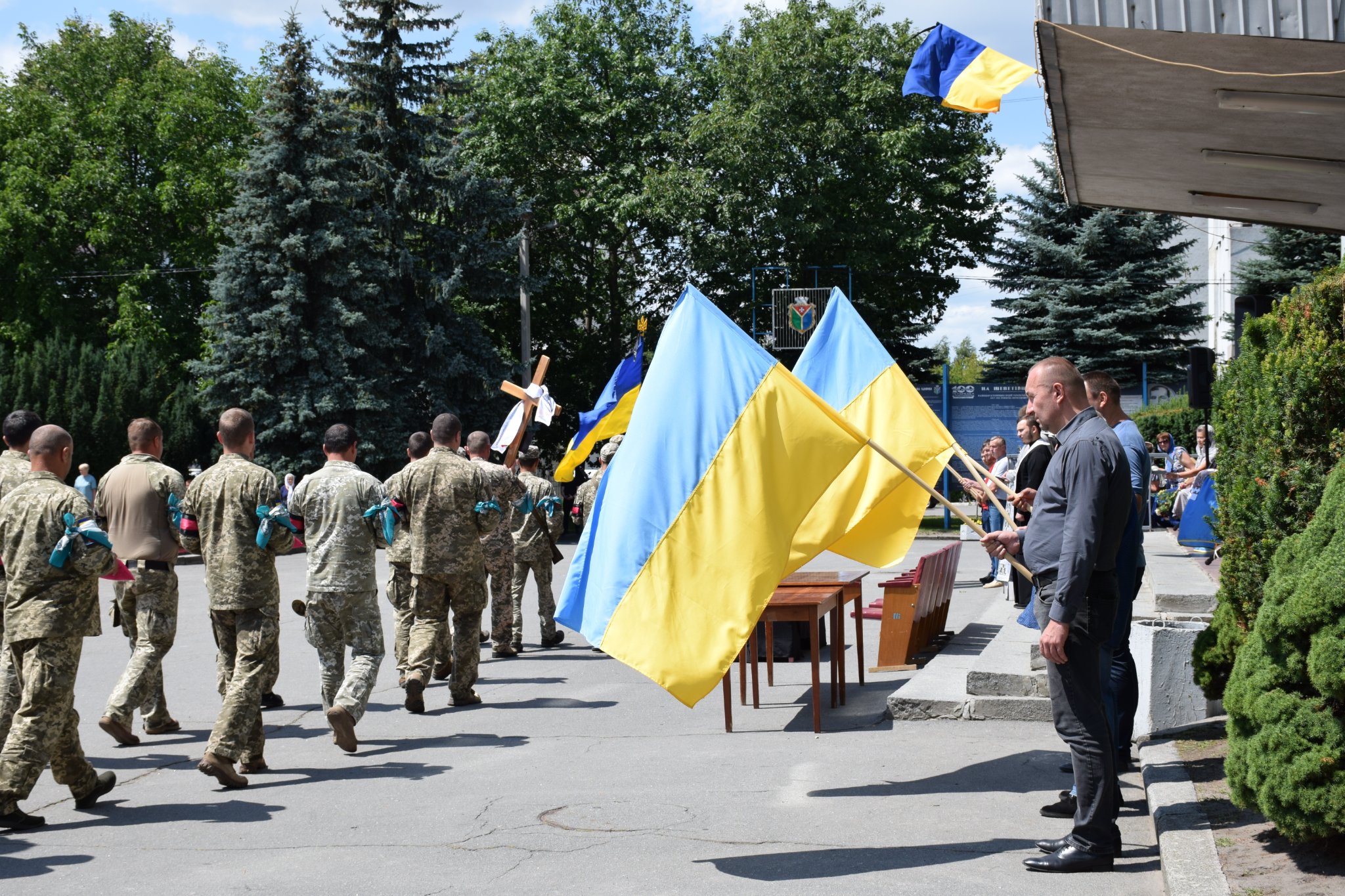 Возможно, это изображение 9 человек, люди стоят и на открытом воздухе
