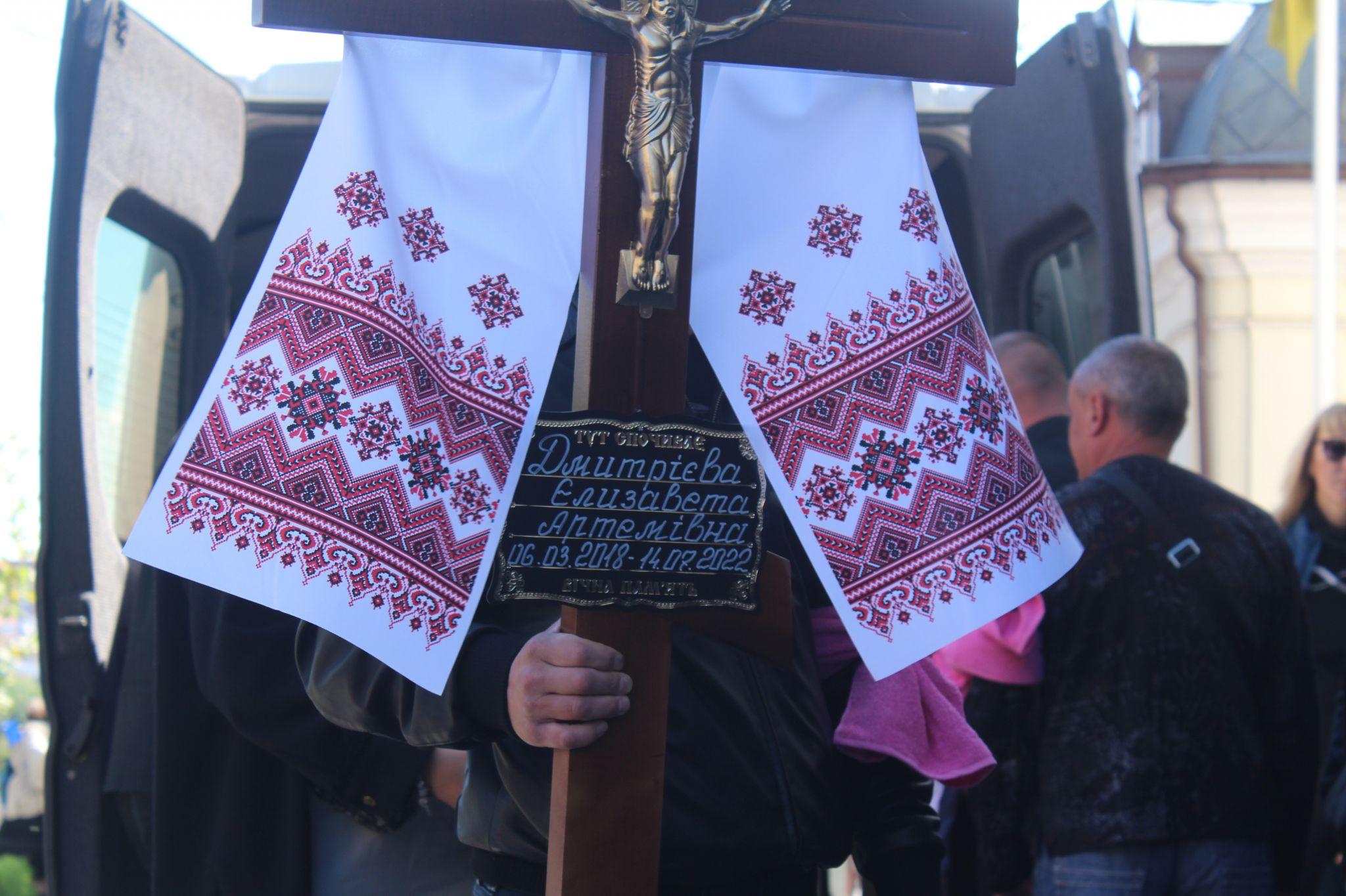 Новини Вінниці - фото з «Вона була золотою дівчинкою». Як Вінниця прощалася з 4-річною Лізою