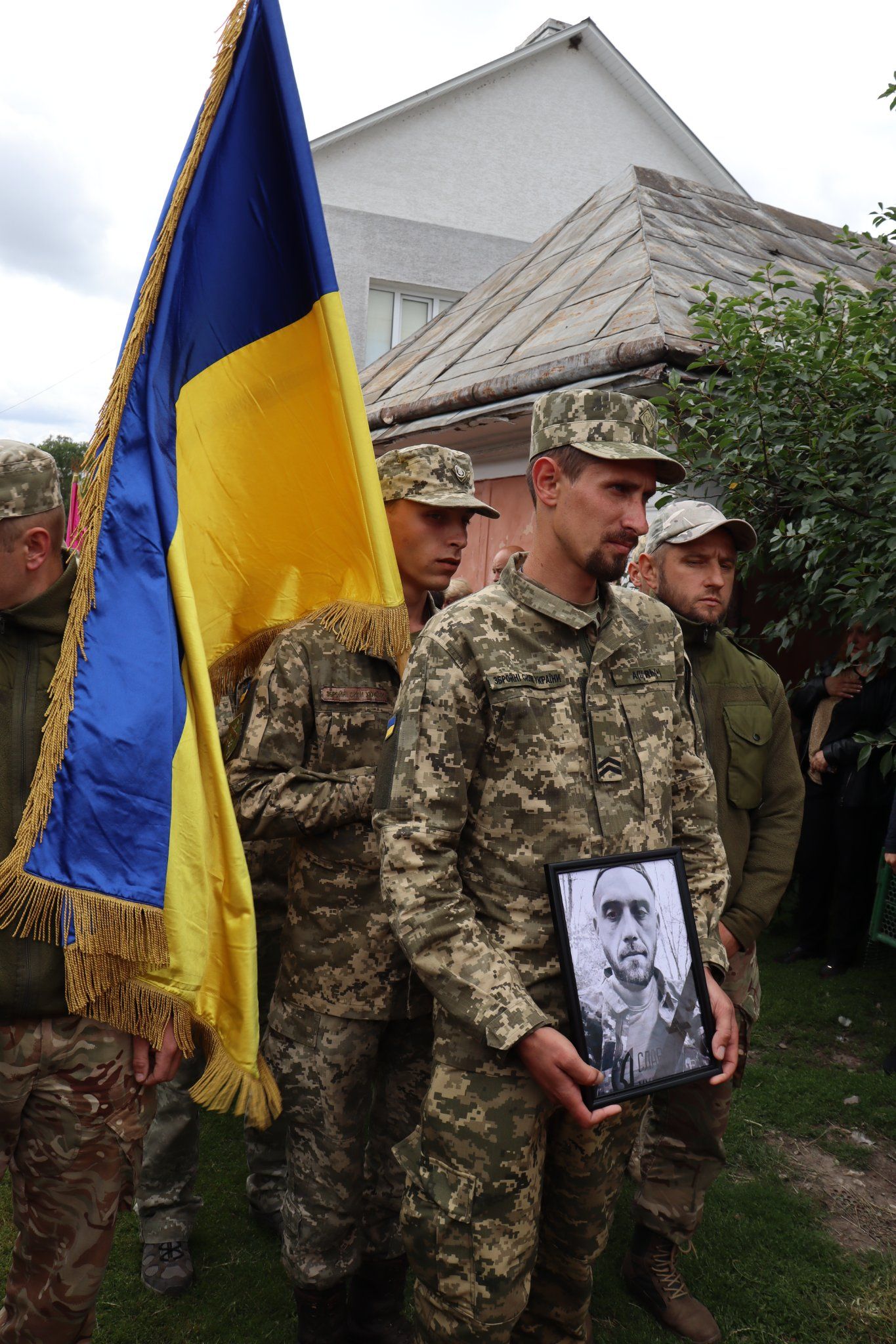 Новини Тернополя - фото з Було багато смутку, сліз та квітів: на Тернопільщині провели в останню путь Сергія Погара