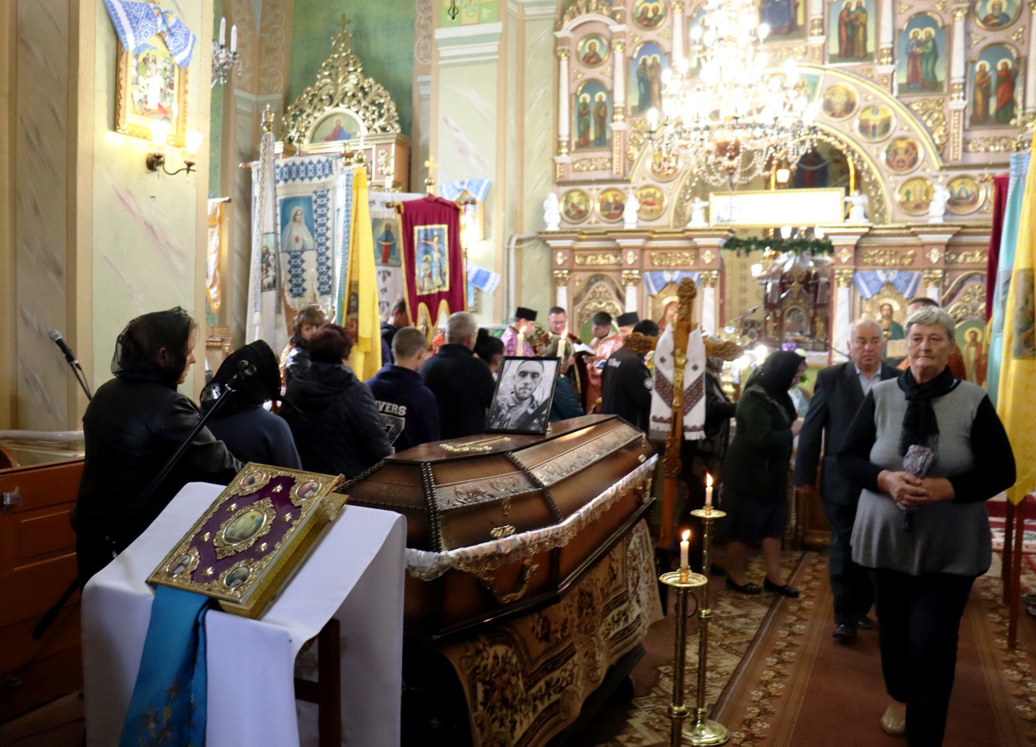 Новини Тернополя - фото з Було багато смутку, сліз та квітів: на Тернопільщині провели в останню путь Сергія Погара