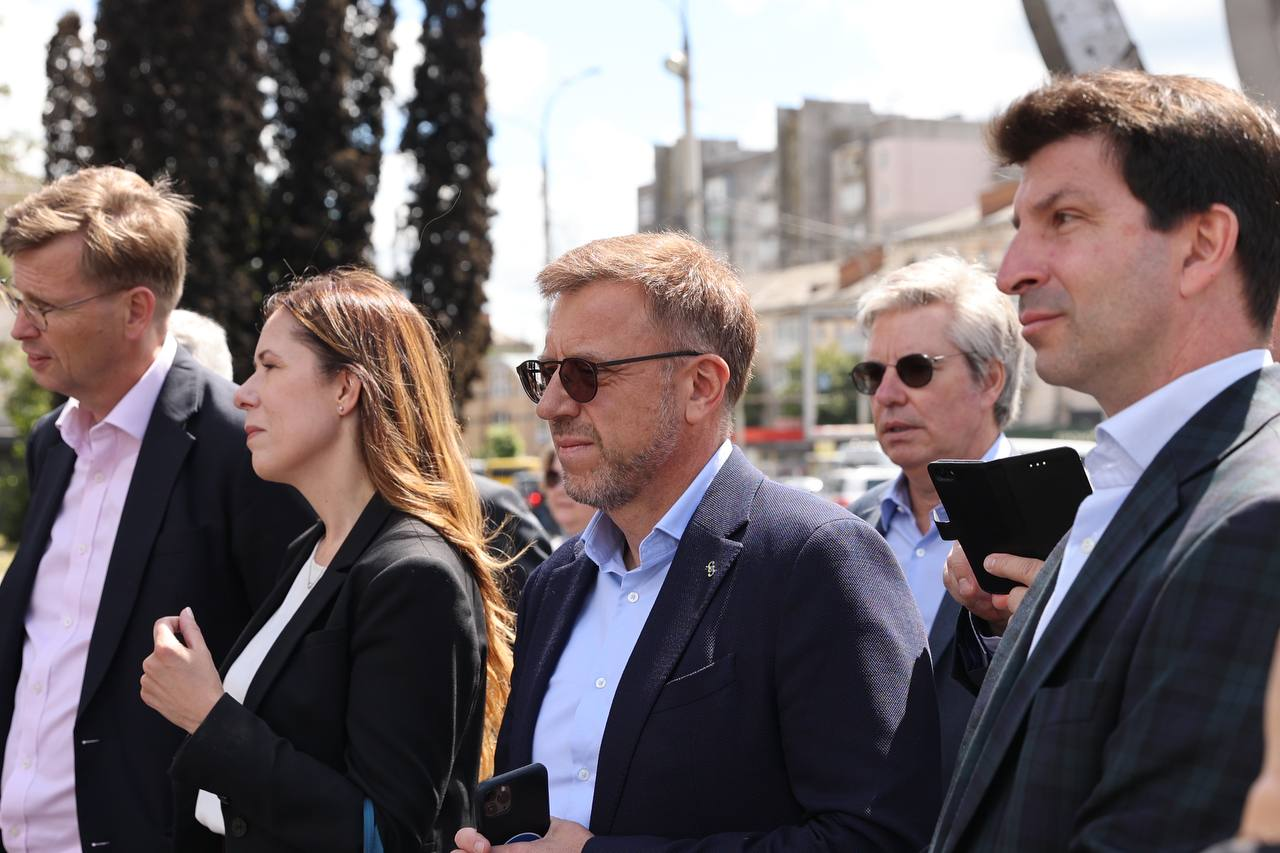 Новини Вінниці - фото з Посли країн Європейського Союзу та Ізраїлю і Швейцарії відвідали Вінницю після ракетного обстрілу