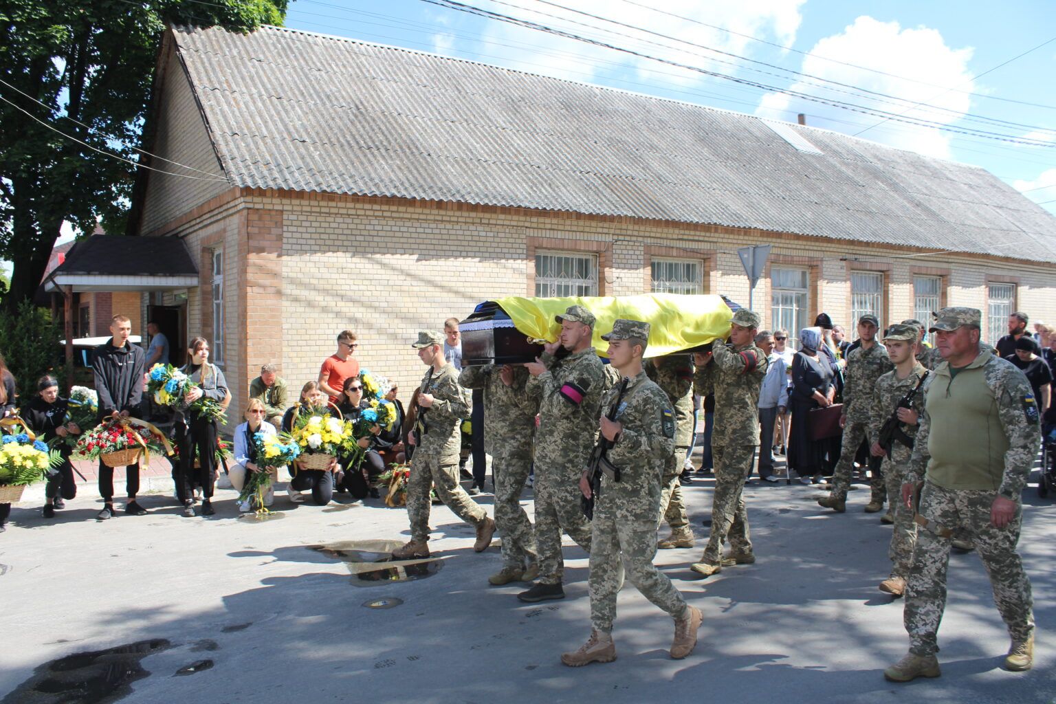 Новини Хмельницького - фото з На Хмельниччині провели в останню дорогу 19-річного Сергія Сищука