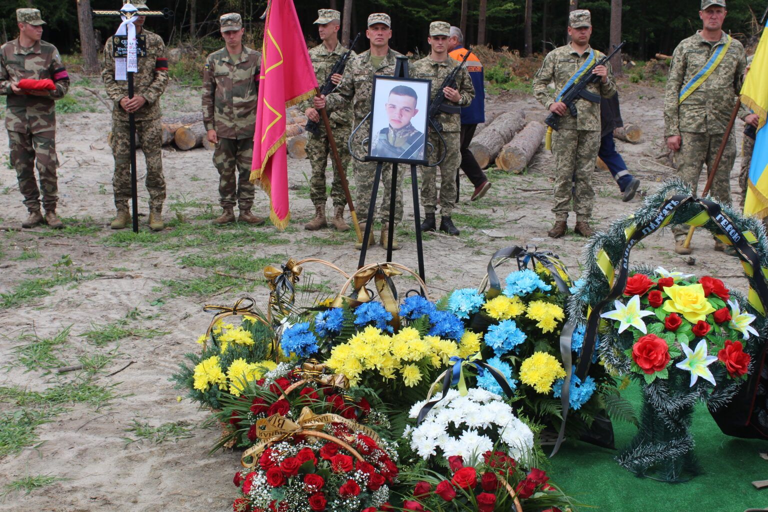 Новини Хмельницького - фото з На Хмельниччині провели в останню дорогу 19-річного Сергія Сищука