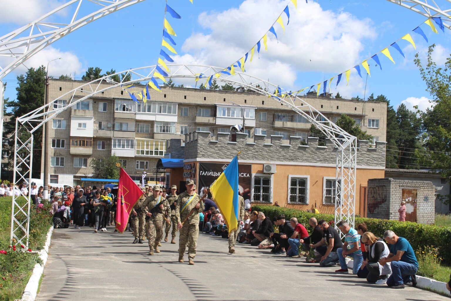 Новини Хмельницького - фото з На Хмельниччині провели в останню дорогу 19-річного Сергія Сищука