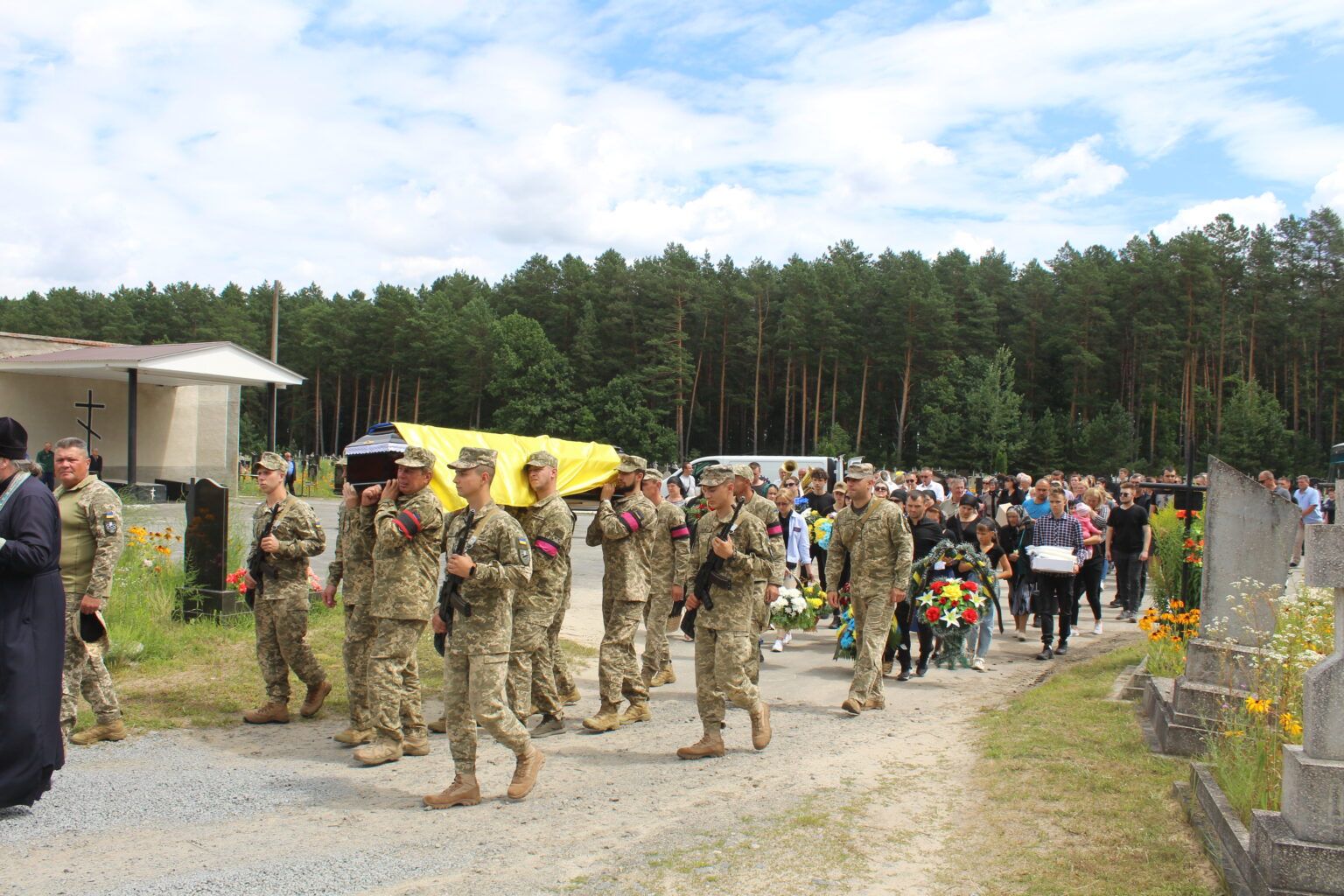 Новини Хмельницького - фото з На Хмельниччині провели в останню дорогу 19-річного Сергія Сищука