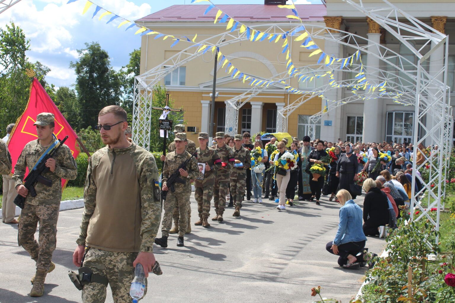 Новини Хмельницького - фото з На Хмельниччині провели в останню дорогу 19-річного Сергія Сищука
